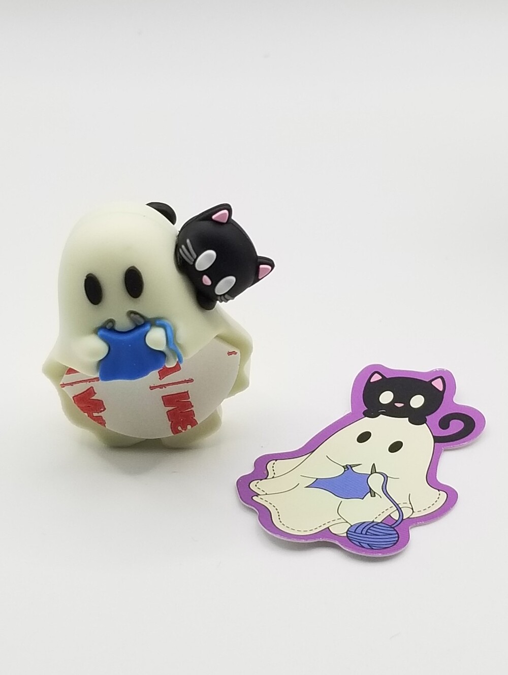 Ghostees Mystery Phone Buddy: Crocheting Ghost - Picture 2 of 6